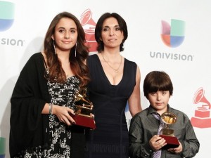 Gabriela Carrasco, viúva de Paco, recebe o prêmio póstumo do marido junto aos dois filhos do casal