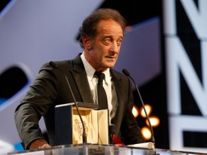 Ator francês Vincent Lindon discursa após ser anunciado como o vencedor da categora de melhor ator em Cannes