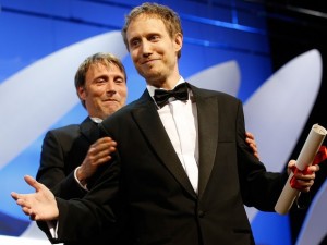 O húngaro Laszlo Nemes comemora a vitória na categoria grande prêmio pelo filme 'Saul Fia'