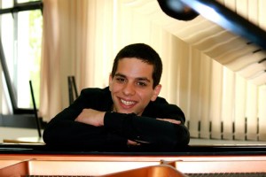 Nascido em 1991, Daniele conseguiu nota máxima ao fim da graduação e da especialização em Piano Solista