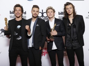 One Direction posa com dois prêmios do Billboard Music Awards 2015