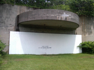 Um dos prédios fechados da antiga base de Camp Hero, local que teria abrigado os experimentos do projeto Montauk.